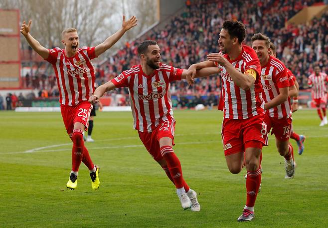 지난 19일 프랑크푸르트전에서 골을 터뜨린 라니 케디라(오른쪽)가 동료들과 함께 기뻐하고 있다. / AFP 연합뉴스