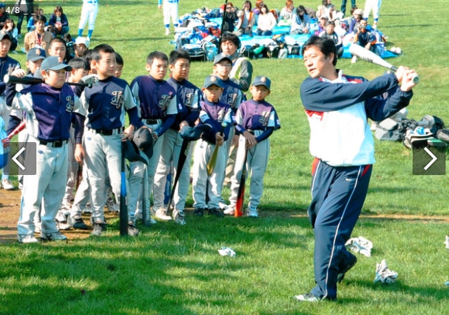 일본 야구 대표팀의 2023 WBC 우승을 이끈 구리야마 히데키 감독이 지난 2011년 홋카이도 구리야마정(町)에 있는 ‘밤나무 농장(栗の樹ファーム) 야구장’에서 이와테현 오후나토시에서 견학 온 아이들에게 야구 수업을 하고 있다./구리야마정