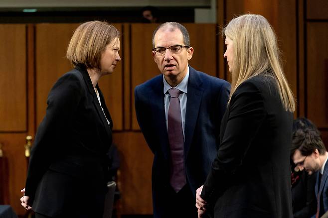 스테판 방셀 모더나 CEO(가운데)가 22일(현지 시각) 상원 보건·교육·노동위원회 청문회에 출석했다. / AFP=연합뉴스