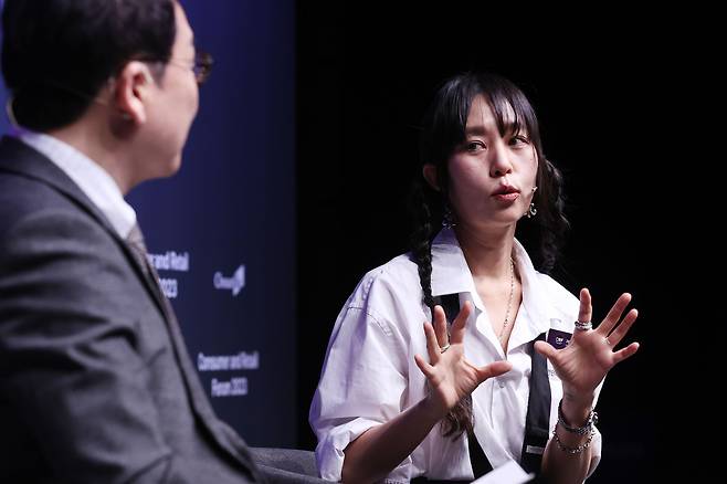 23일 서울 소공동 웨스틴조선호텔에서 열린 '2023 조선비즈 유통산업포럼'에서 이효정 런던베이글뮤지엄 창업자(CBO)와 홍성태 한양대학교 경영대학 명예교수가 대담을 나누고 있다./조선비즈