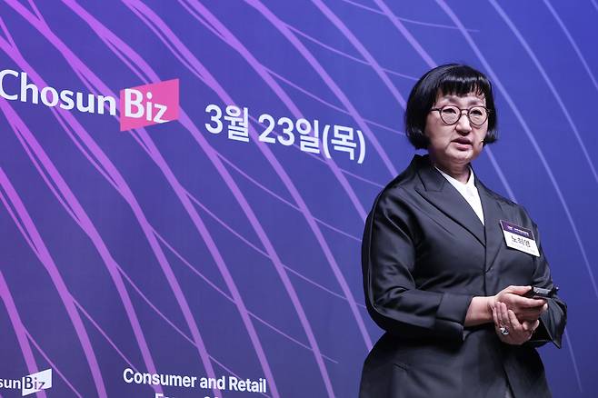 노희영 식음연구소 대표가 23일 서울 소공동 웨스틴조선호텔 그랜드볼룸에서 열린 ‘2023 유통산업포럼’에서 강연하고 있다. /조선비즈