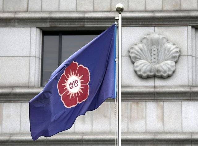 검찰 수사권 완전 박탈(검수완박) 법안에 대한 헌법재판소의 권한쟁의심판의 선고일인 23일 서울 종로구 헌법재판소에서 깃발이 휘날리고 있다. 2023.03.23. 뉴시스