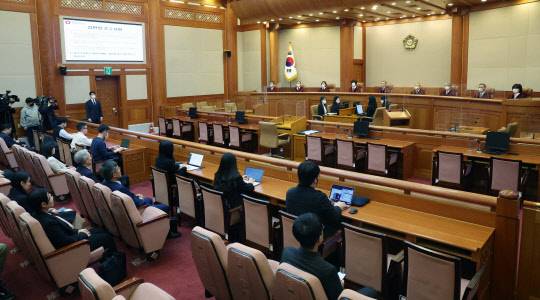 헌법재판소 재판관들이 23일 서울 종로구 헌법재판소 대심판정에서 열린 '검수완박'(검찰수사권 완전 박탈) 입법에 대한 권한쟁의심판 선고에 입장해 자리하고 있다. 연합뉴스