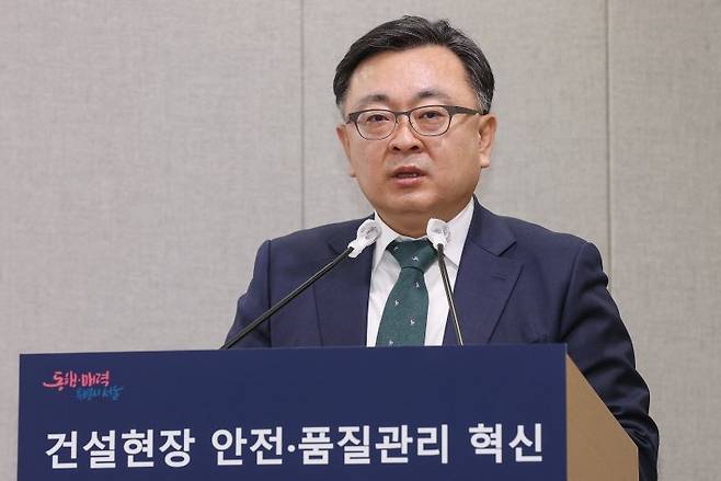 브리핑하는 김성보 서울시 도시기반시설본부장 (서울=연합뉴스) 신현우 기자 = 23일 오전 서울시청 브리핑룸에서 열린 '동영상 기록관리를 통한 건설현장 안전·품질관리 혁신방안' 기자설명회에서 김성보 서울시 도시기반시설본부장이 브리핑하고 있다. 2023.3.23 nowwego@yna.co.kr (끝)