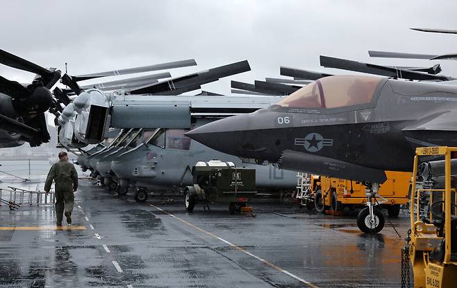 23일 부산작전기지에 입항에 있는 미 해군 마킨 아일랜드함에 F-35B를 비롯한 전투기들이 탑재돼 있다. 연합뉴스