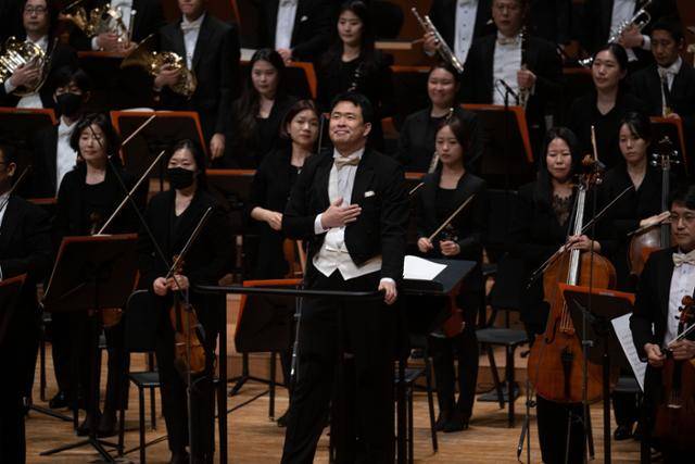 '부산엑스포 유치기원 한국일보-코리아타임스 신춘음악회'가 23일 서울 서초구 예술의전당 콘서트홀에서 열린 가운데 국립심포니오케스트라를 지휘하는 홍석원 광주시향 예술감독이 관객들에게 인사를 하고 있다. 최원석 기자