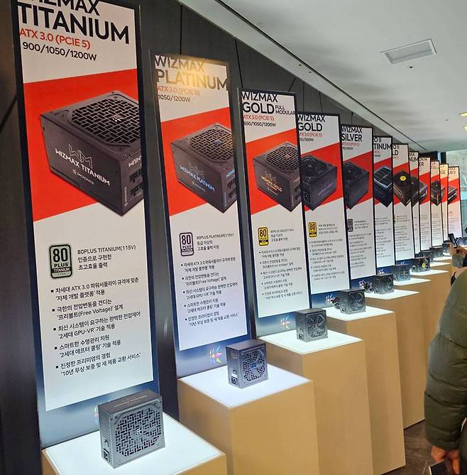 ‘위즈맥스 티타늄(가장 왼쪽)’을 비롯, 다양한 파워서플라이 제품이 소개되었다