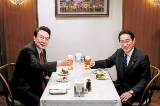 윤석열 대통령과 기시다 후미오 일본 총리가 지난 16일 일본 도쿄 긴자의 오므라이스 노포에서 생맥주로 건배하고 있다. 연합뉴스