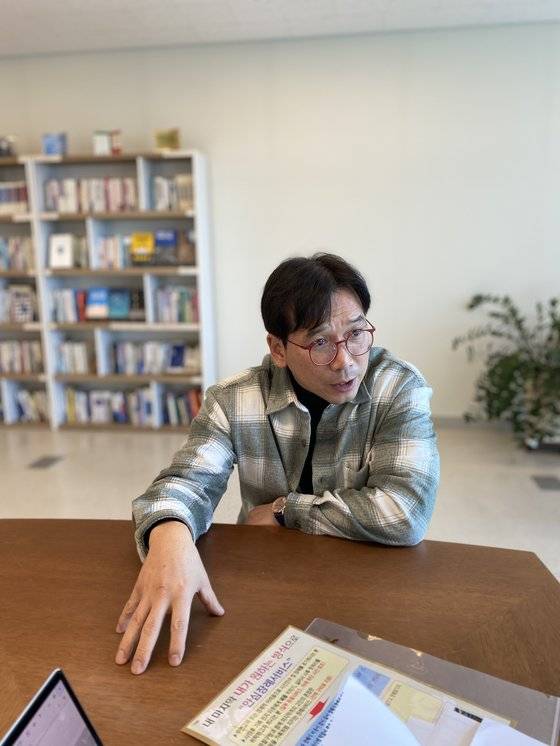 지난 1월 31일 부산 해운대구에 있는 산지니 출판사에서 영도경찰서 권종호 경위가 고독사 예방 대책에 대해 설명하고 있다. 사진 산지니