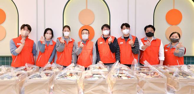 LG에너지솔루션 임직원들이 독거노인 도시락 배달 봉사활동을 하고 있다.