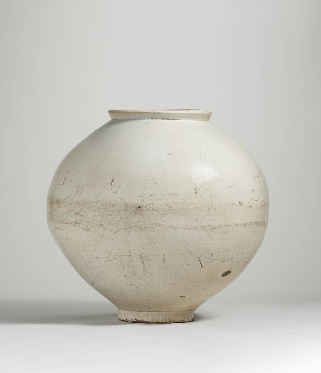 A white porcelain moon jar from the 18th century (CHRISTIE'S IMAGES LTD. 2023)