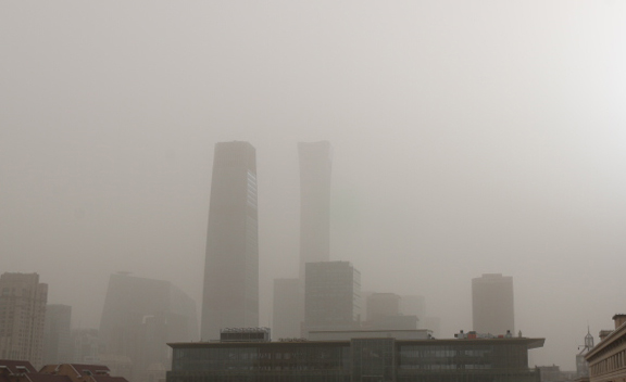22일 오전 중국 베이징에 황사 황색경보가 내려진 가운데 베이징 시내 주요 건물이 황사로 인해 형체가 흐릿하게 보인다. 연합뉴스