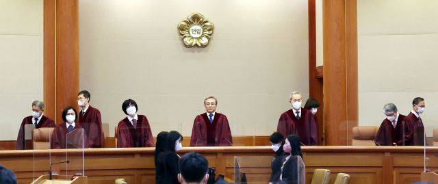 유남석 헌재소장과 이선애 재판관 등이  23일 오후 서울 종로구 헌법재판소 대심판정에서 열린 검수완박(검찰 수사권 완전 박탈) 입법에 대한 권한쟁의심판 선고에 입장하고 있다. 공동취재사진