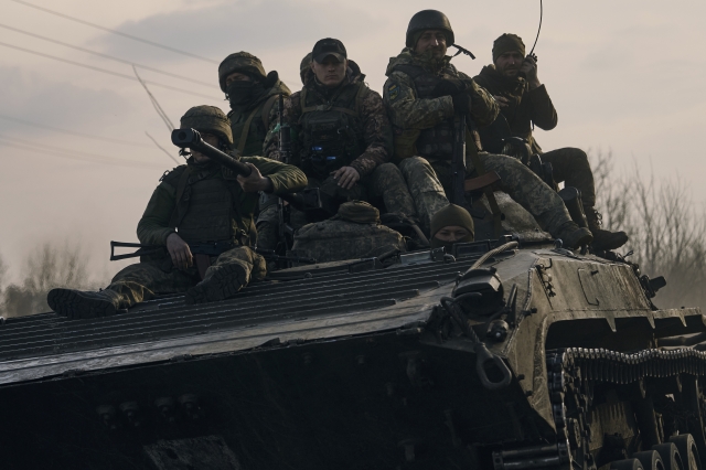 우크라이나 군인들이 22일(현지시간) 도네츠크주 바흐무트 최전방에서 병력수송장갑차(APC) 위에 올라타고 있다. AP연합뉴스