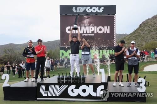LIV 골프 2차전 시상식. 뉴질랜드 교포 대니 리가 개인전 우승을 차지했다.
[AFP/게티이미지=연합뉴스]
