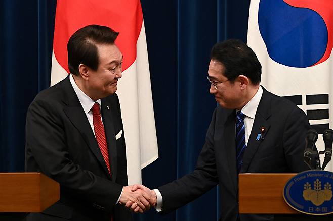 ▲ 윤석열 대통령과 기시다 후미오 총리가 지난 3월16일 일본 도쿄 한일 정상회담 이후 공동 기자회견에서 악수하고 있다. 사진=대통령실