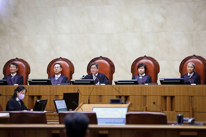 김명수 대법원장이 23일 열린 대법원 전원합의체 판결에서 판결문을 낭독하고 있다. [사진 = 법원행정처 제공]