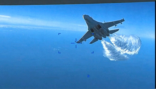 지난 14일 흑해 상공에서 러시아 Su-27이 미군 MQ-9에 접근해 연료를 뿌리고 있다. 미 국방부는 16일 러시아 전투기가 미군 무인기에 충돌하는 영상을 공개했다. 로이터 연합뉴스