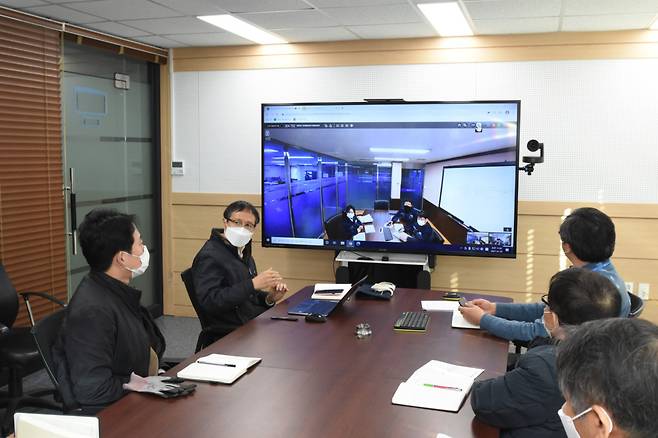 한국재료연구원 연구진이 기업지원을 위해 원격화상회의를 진행하고 있는 모습.[한국재료연구원 제공]