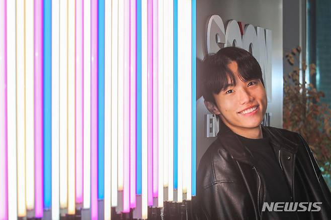 [서울=뉴시스] 권창회 기자 =국내 개인 틱톡커 중 최다 팔로워를 보유한 틱톡커 원정맨(서원정)이 지난 7일 오후 서울 마포구 순이엔티 사무실에서 뉴시스와 인터뷰 전 포즈를 취하고 있다. 2023.03.23. kch0523@newsis.com