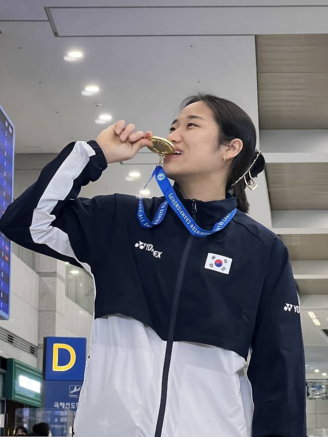 [서울=뉴시스] 2023 전영오픈배드민턴선수권대회에서 여자단식 우승을 차지한 배드민턴 대표팀 안세영 선수가 21일 인천국제공항을 통해 귀국해 금메달을 들고 포즈를 취하고 있다. (사진=대한배드민턴협회 제공) 2023.03.21. photo@newsis.com *재판매 및 DB 금지