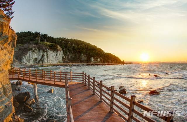 [포항=뉴시스] 강진구 기자 = 경북 포항시는 설 연휴를 맞아 귀성객들과 관광객들에게 볼거리 즐길거리로 지난 해 시승격 70년을 맞아 새로 선정된 포항 12경(景)을 추천한다고 26일 밝혔다.사진은 호미반도 해안둘레길.(사진=포항시 제공) 2020.01.26.  photo@newsis.com