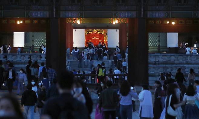 경복궁 야간 관람이 진행 중인 지난해 5월 18일 오후 서울 종로구 경복궁을 찾은 시민들이 고궁을 둘러보고 있다. 뉴시스