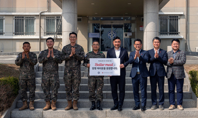 신세계푸드가 육군 28보병사단에 핫도그와 탄산음료를 각 1만 개씩 전달했다고 23일 밝혔다. 송현석(왼쪽 다섯 번째) 신세계푸드 대표와 박춘식(〃 네 번째) 사단장이 전달식에서 기념 촬영을 하고 있다. 사진 제공=신세계푸드