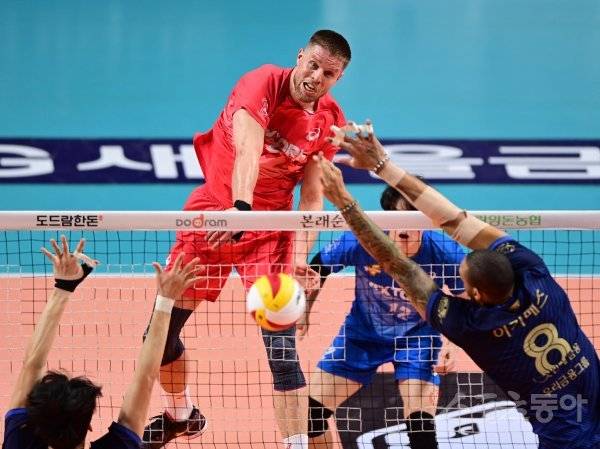 한국전력 타이스(왼쪽)가 22일 장충체육관에서 열린 우리카드와 준PO에서 강력한 스파이크를 선보이고 있다. 한국전력은 우리카드를 세트스코어 3-1로 제압하고, PO에 올랐다. 장충 | 주현희 기자 teth1147@donga.com