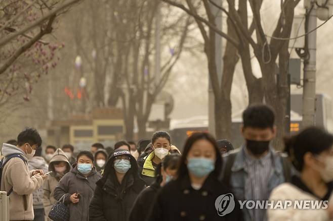 중국 베이징 황사 [AP=연합뉴스] 지난 22일 중국 베이징에 6급 '엄중오염' 황사로 대기질 지수가 치솟았다.