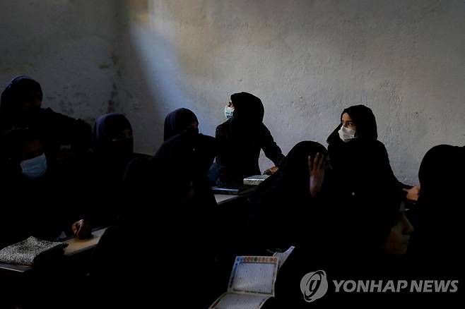 코란 공부하는 아프가니스탄 여학생들 [로이터 연합뉴스 자료사진. 재판매 및 DB 금지]