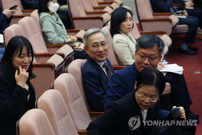 대심판정 입장한 전주혜-강일원 (서울=연합뉴스) 김인철 기자 =  23일 오후 서울 종로구 헌법재판소 대심판정에서 열린 검수완박(검찰 수사권 완전 박탈) 입법에 대한 권한쟁의심판 선고에서 국민의힘 전주혜 의원과 법무부 측인 강일원 변호사 등이 자리하고 있다. 2023.3.23 [공동취재] yatoya@yna.co.kr