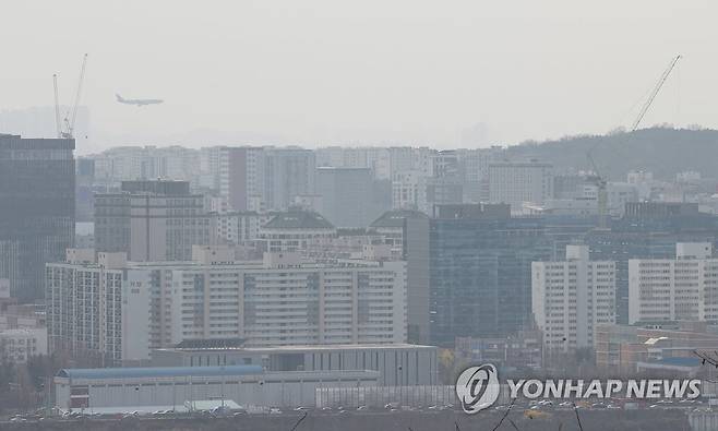 황사 영향에 서쪽 중심으로 대기 질 나쁠 전망 (서울=연합뉴스) 신현우 기자 = 오후부터 황사가 유입돼 서쪽 지역을 중심으로 미세먼지가 나쁨 수준 이상일 것으로 예보된 23일 서울 마포구 하늘공원에서 바라본 서울 시내.
    기상청에 따르면 이날 오전 9시 15분께부터 백령도에서 황사가 관측됐다. 금요일인 24일 미세먼지 농도는 경기 남부·강원권·대전·세종·충북·부산·대구·울산·경북은 '나쁨', 그 밖의 권역은 '보통'으로 예상된다. 2023.3.23 nowwego@yna.co.kr