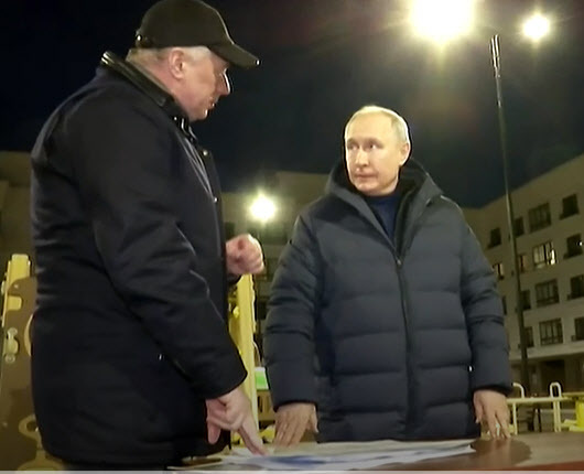 마리우폴 주택단지를 방문한 블라디미르 푸틴 대통령. 러시아 국영방송사인 VGTRK 영상 캡처. (사진=AFP)