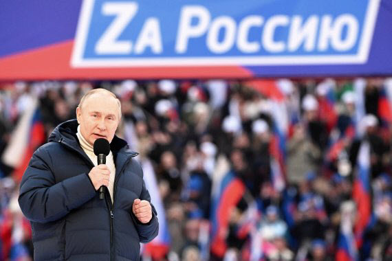 블라디미르 푸틴 러시아 대통령이 지난해 3월 크림반도 병합 8주년 기념 행사에 입고 등장한 로로피아나 패딩과 키튼 목 폴라. 두 제품은 각각 1700만원, 380만원 상당의 고가로 알려졌다. (사진=뉴스1)