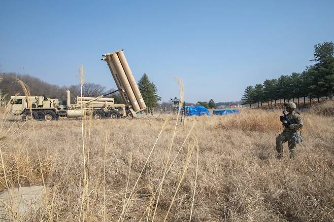 주한미군 병사가 고고도미사일방어체계(THAAD·사드) 주변을 순찰하고 있다.(미8군 제공)