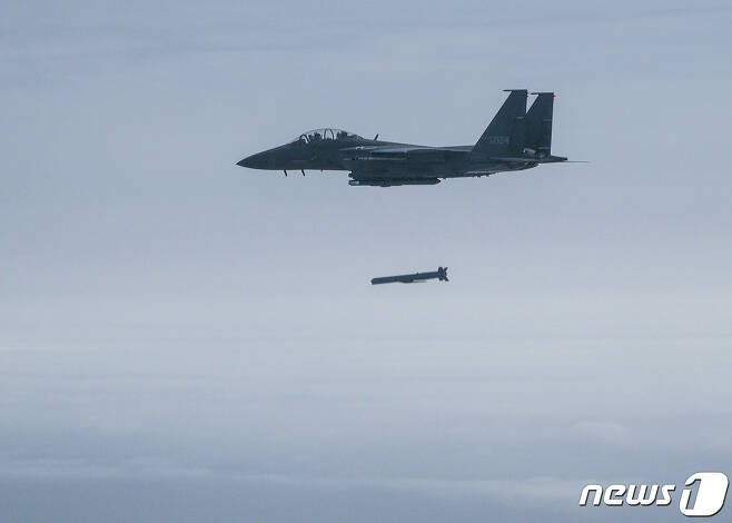 공군 F-15K 전투기가 가상의 지상 표적을 향해 장거리 공대지미사일인 AGM-84 슬램ER을 발사하고 있다. (공군 제공) 2023.3.24/뉴스1