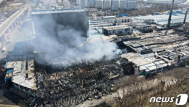 지난 12일 발생한 대형 화재로 잿더미가 된 한국타이어 대전공장. ⓒNews1 김기태 기자