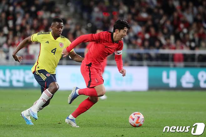 손흥민이 24일 오후 울산 문수축구경기장에서 열린 축구 국가대표 평가전 대한민국과 콜롬비아의 경기 전반전에서 골문을 향해 쇄도하고 있다. 2023.3.24/뉴스1 ⓒ News1 조태형 기자