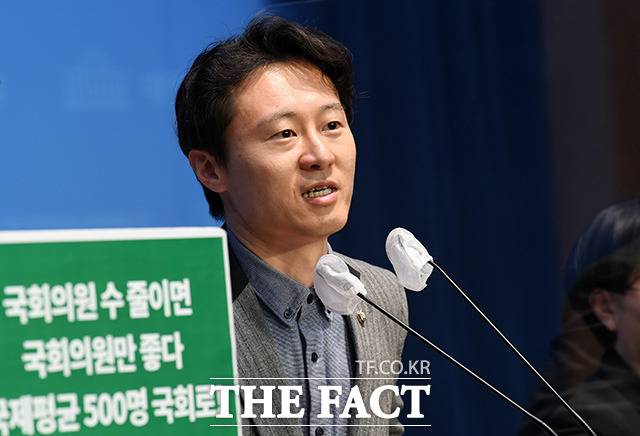 이탄희 더불어민주당 의원은 지난 21일 "한국 국회의원 세비는 세계 최고 수준"이라고 주장했다. OECD 주요국 의회 의원 세비를 비교해본 결과, 사실에 가까웠다. 23일 오전 서울 여의도 국회 소통관에서 열린 정치개혁 관련 기자회견에서 발언하는 이 의원. /남용희 기자
