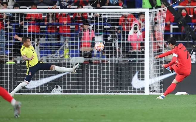 선취골 넣는 손흥민 [이미지출처=연합뉴스]