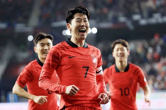 손흥민이 24일 오후 울산 문수축구경기장에서 열린 대한민국 대 콜롬비아 축구 대표팀의 평가전에서 선제골을 넣은 뒤 환호하고 있다.   [사진 제공= 연합뉴스]