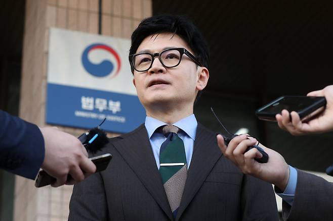 한동훈 법무부 장관이 지난 23일 오후 경기 과천 법무부에서 퇴근하며 헌법재판소의 '검수완박(검찰 수사권 완전 박탈)' 입법 무효 청구 각하 결정에 대한 입장을 밝히고 있다. 2023.3.23/뉴스1