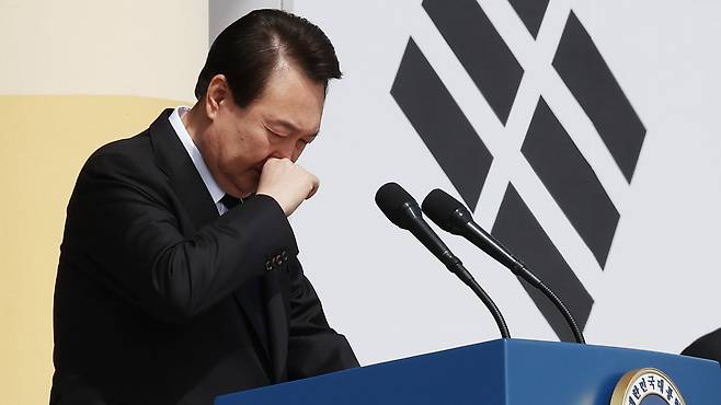윤석열 대통령이 24일 대전 유성구 국립대전현충원에서 열린 제8회 서해수호의 날 기념식에서 서해수호 55용사 이름을 부르기 전에 울먹이고 있다. /연합뉴스
