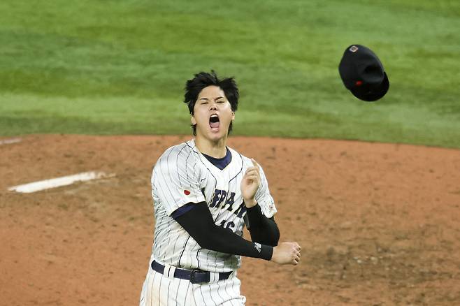 오타니 쇼헤이가 22일 미국과의 WBC(월드베이스볼클래식) 결승전에서 투수로 등판해 승리를 확정지은 뒤 기뻐하는 모습. /USA투데이 연합뉴스