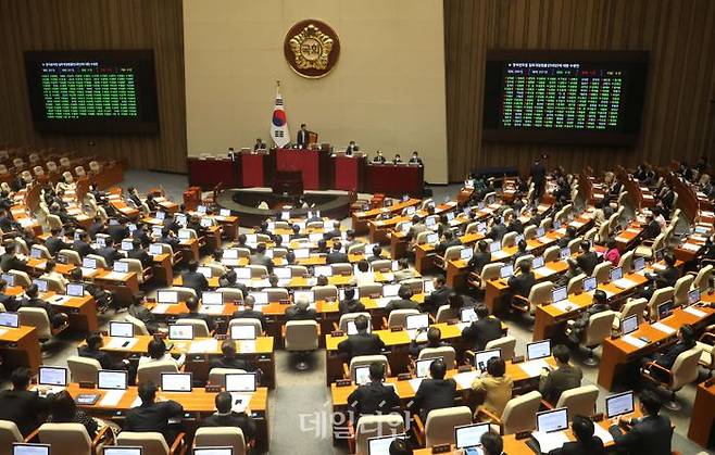 23일 오후 국회에서 열린 본회의에서 양곡관리법 일부개정법률안(대안)에 대한 수정안의 표결이 진행되고 있다. 양곡관리법 수정안은 재석 266인 중 찬성 169인, 반대 90인, 기권 7인으로 가결됐다. ⓒ데일리안 박항구 기자