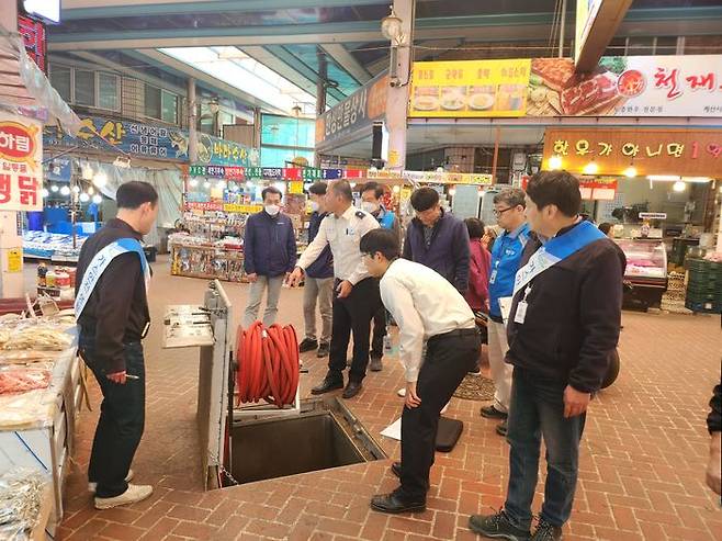화재 점검반이 소방시설에 대한 점검을 하고 있다.ⓒ계양구 제공