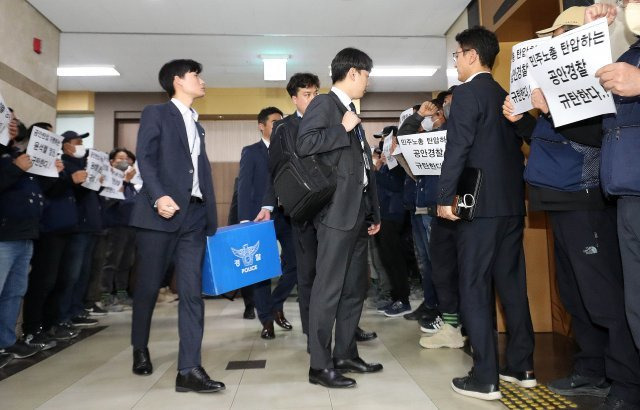 24일 오후 경찰 수사관들이 영등포구 민주노총 전국건설노조 서울경기북부건설지부 사무실에서 압수수색을 마치고 압수물을 가지고 나서고 있다. 경찰 서울청 반부패공공범죄수사대는 이날 정치자금법 위반 혐의로 민주노총 전국건설노조 서울경기북부건설지부 사무실 외 9곳에 수사관들을 보내 압수수색을 벌였다. 2023.3.24/뉴스1