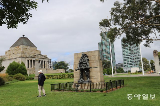 멜버른 도심에 있는 전쟁기념관.