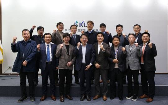 이재영(앞줄 왼쪽 네 번째) 한국지역정보개발원장과 간담회 참가기업 관계자들이 기념촬영하고 있다. 한국지역정보개발원 제공